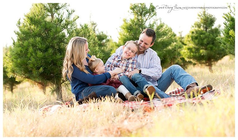 austin-family-christmas-minis-elgin-tree-farm-children-kids